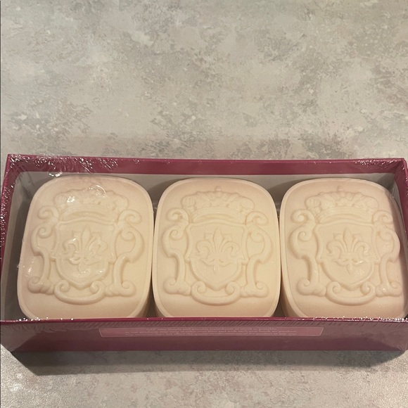 NIB Rosewood and Osmanthus Luxury Soap - Picture 5 of 6